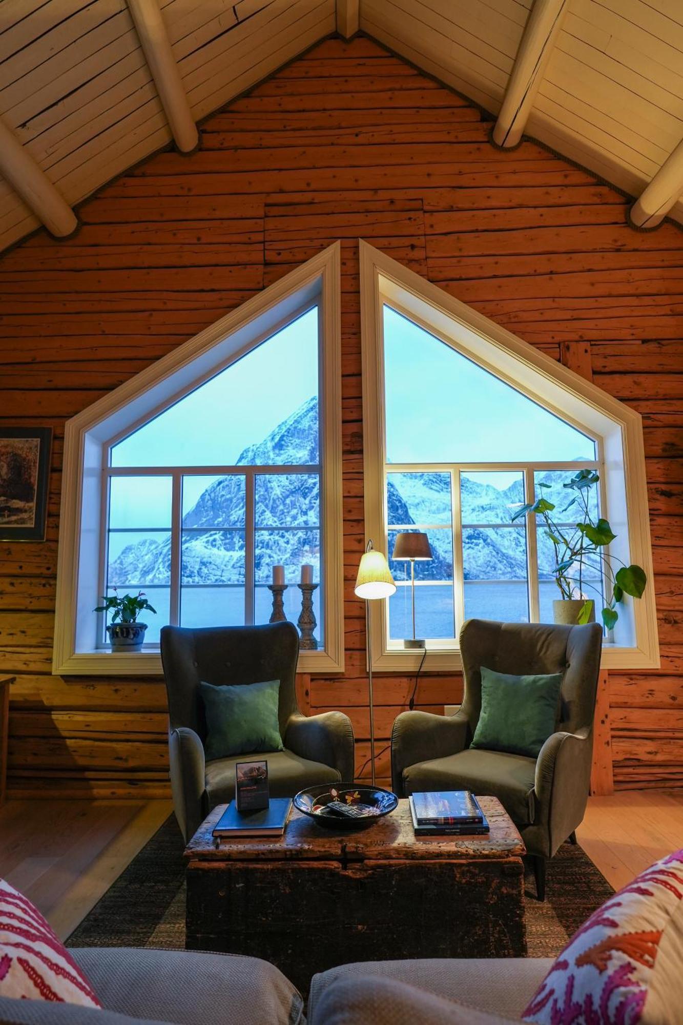 The Famous Yellow House Reine Buitenkant foto