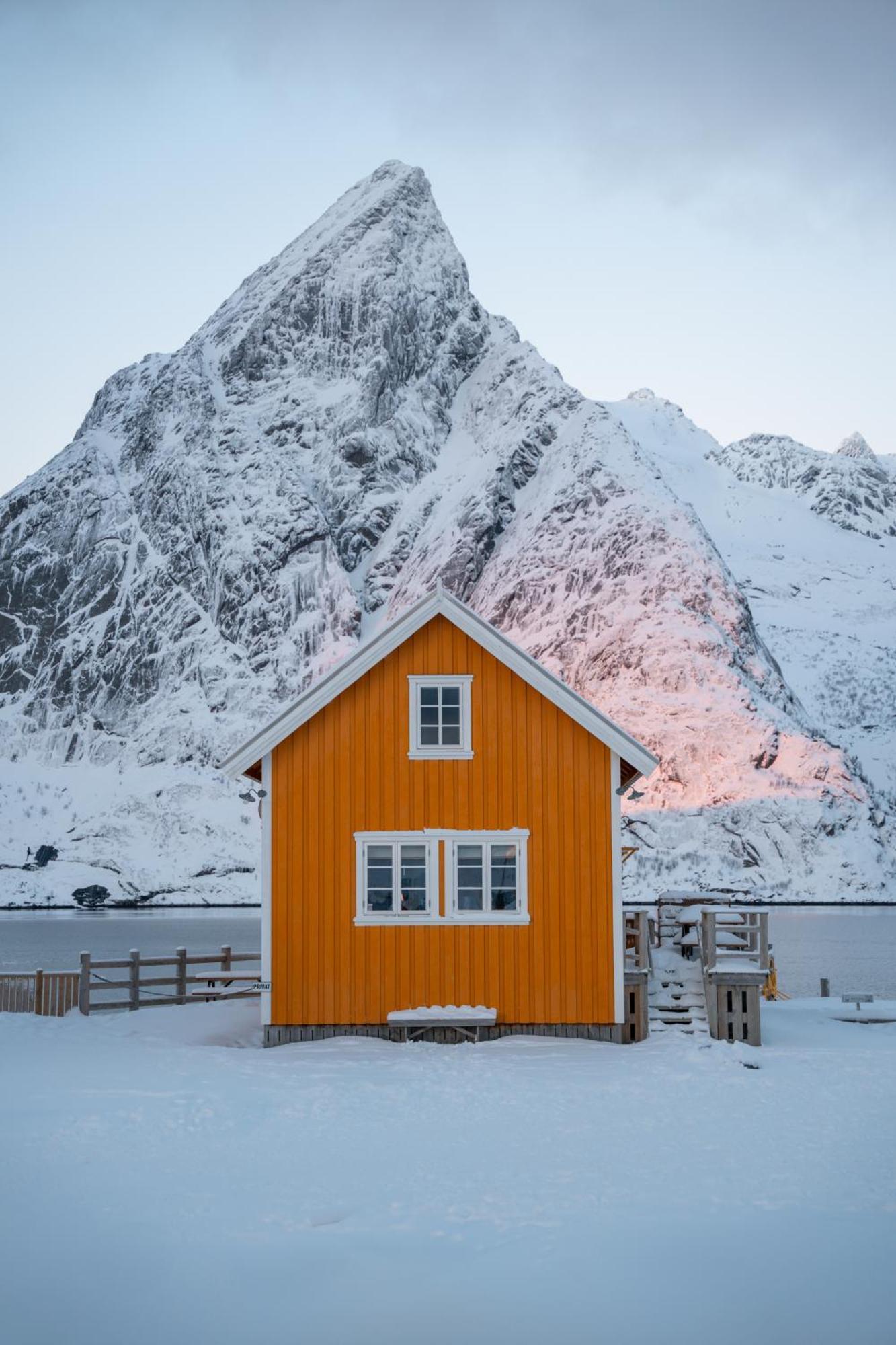 The Famous Yellow House Reine Buitenkant foto