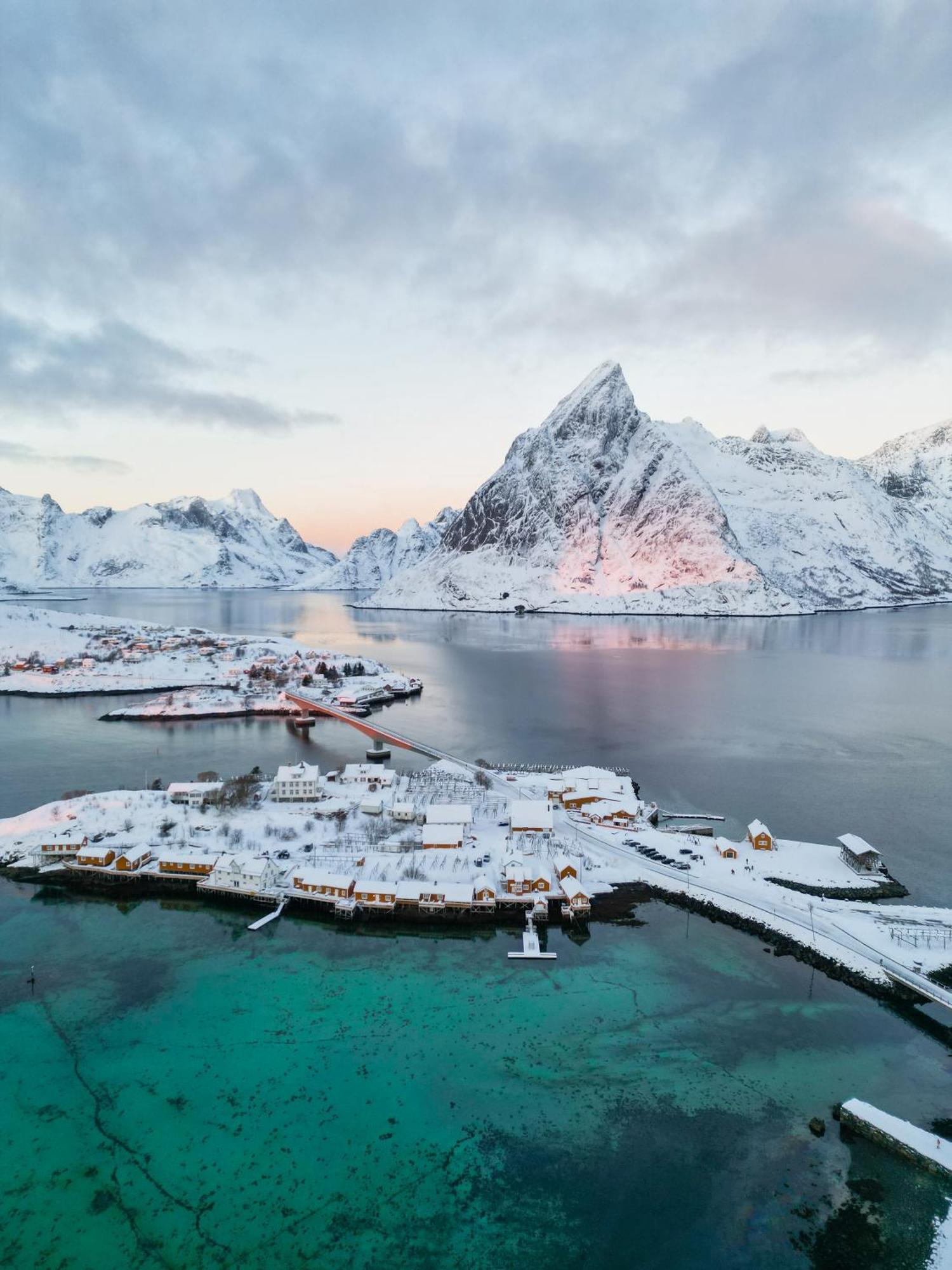 The Famous Yellow House Reine Buitenkant foto