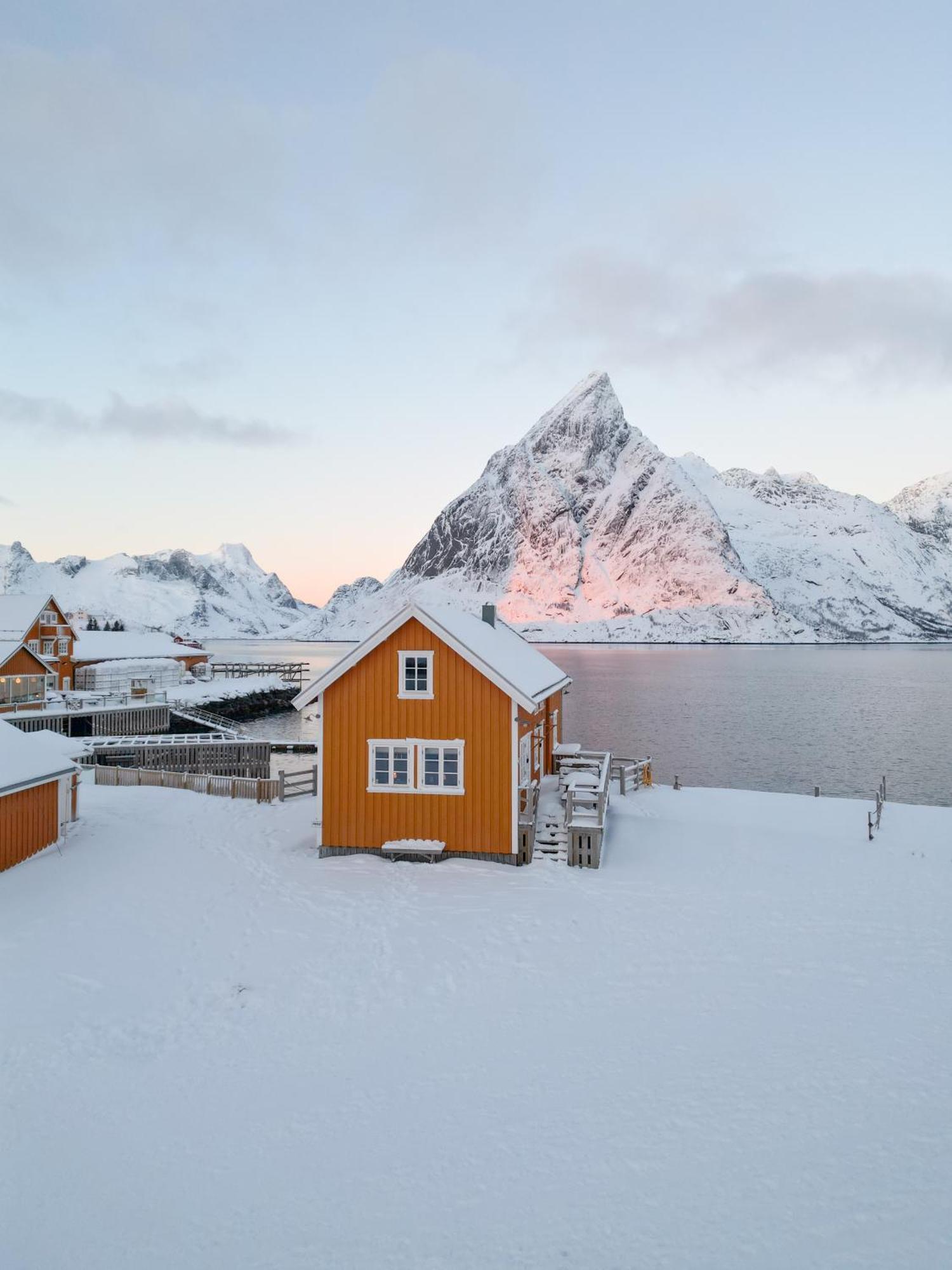The Famous Yellow House Reine Buitenkant foto