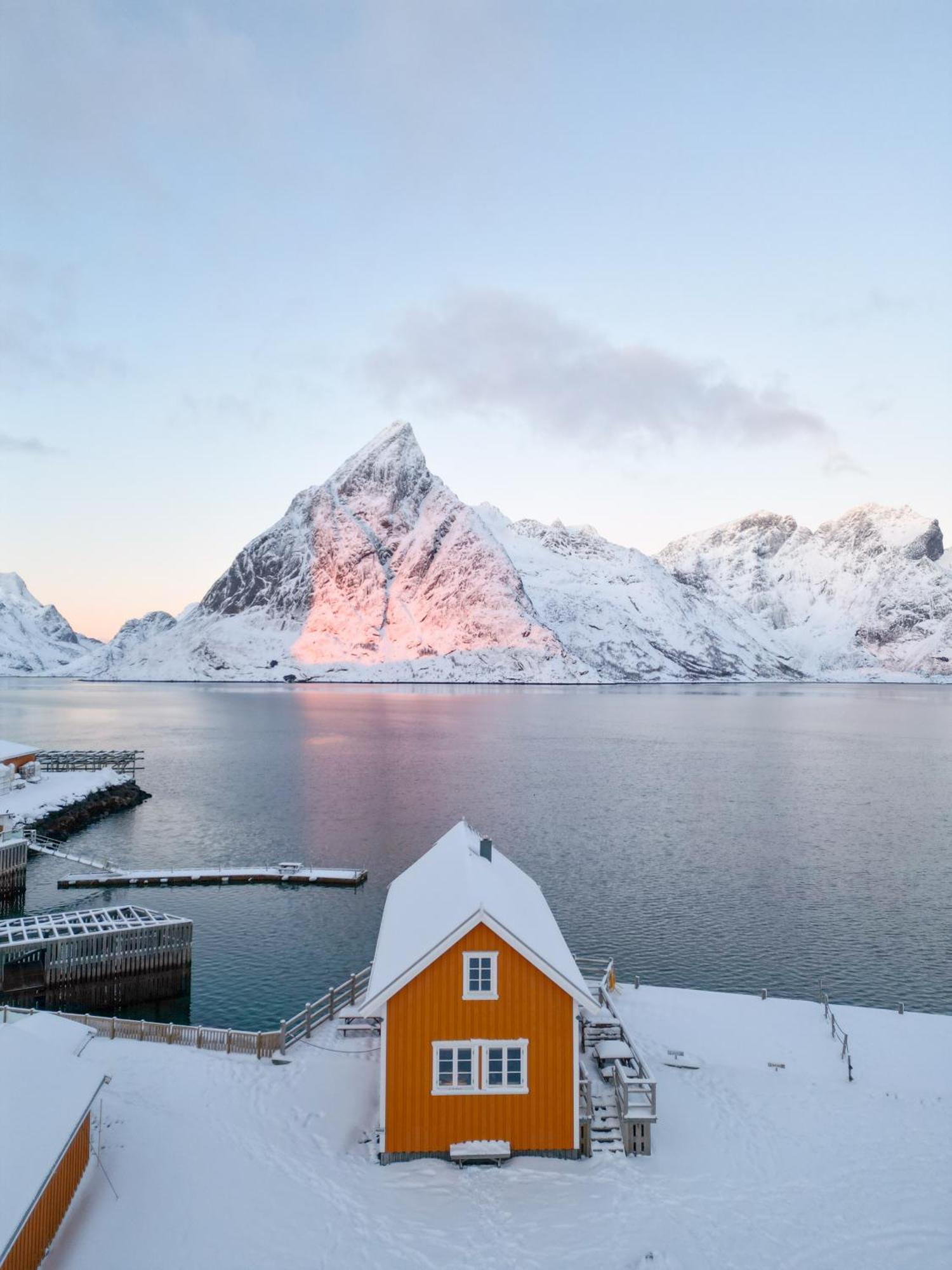 The Famous Yellow House Reine Buitenkant foto