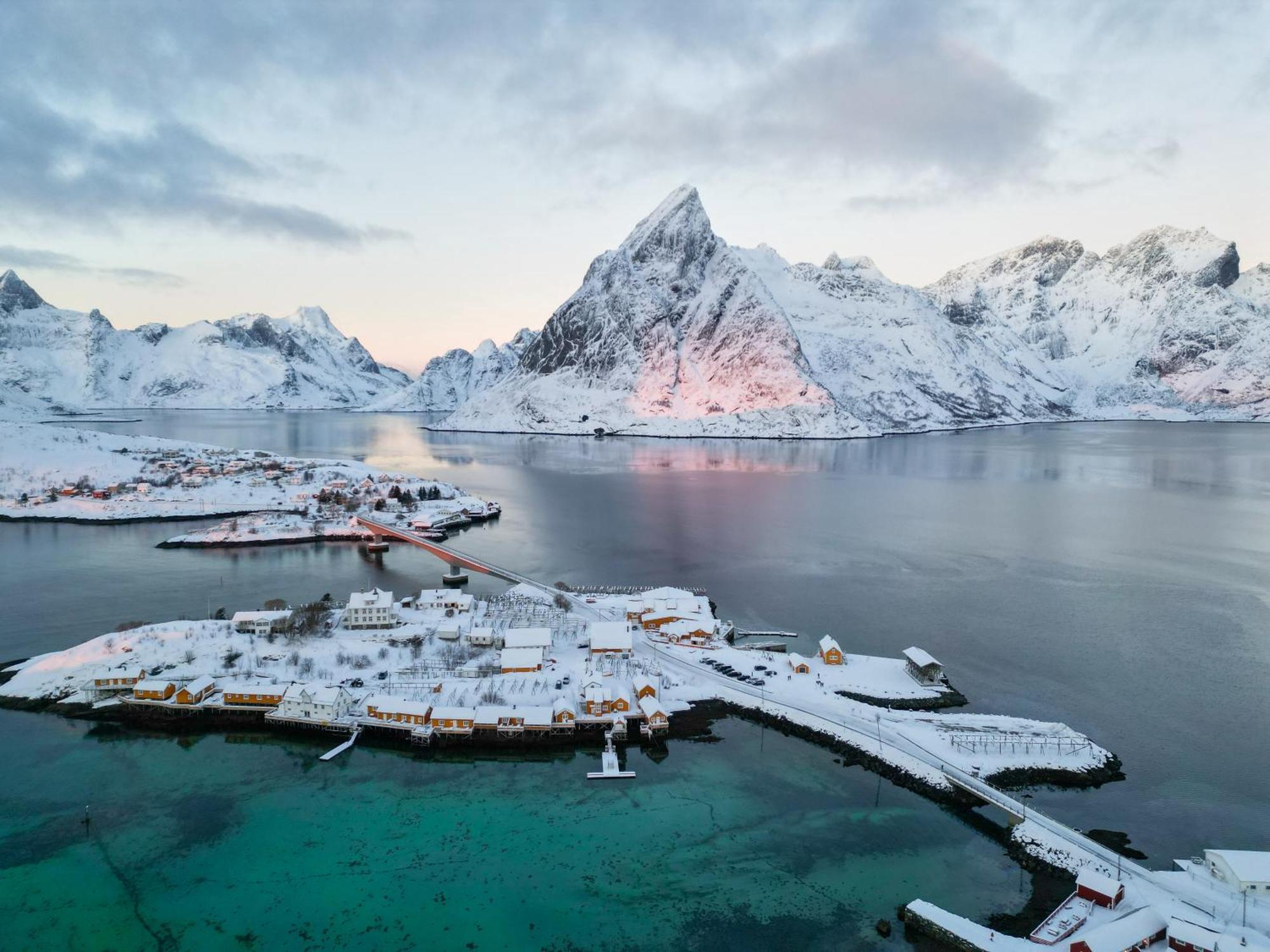 The Famous Yellow House Reine Buitenkant foto